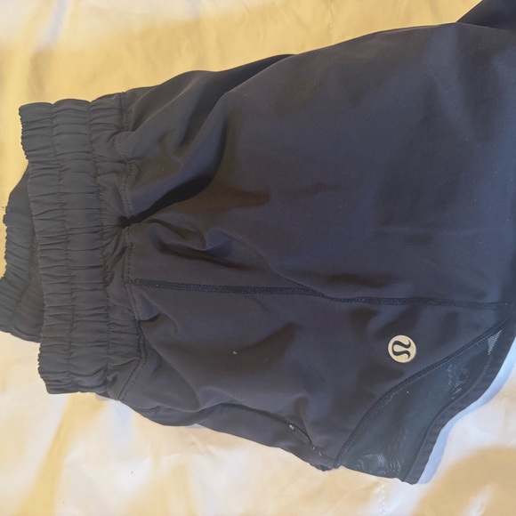 Lulu lemon hotty hot shorts size 6, 2.5” black - Picture 2 of 2
